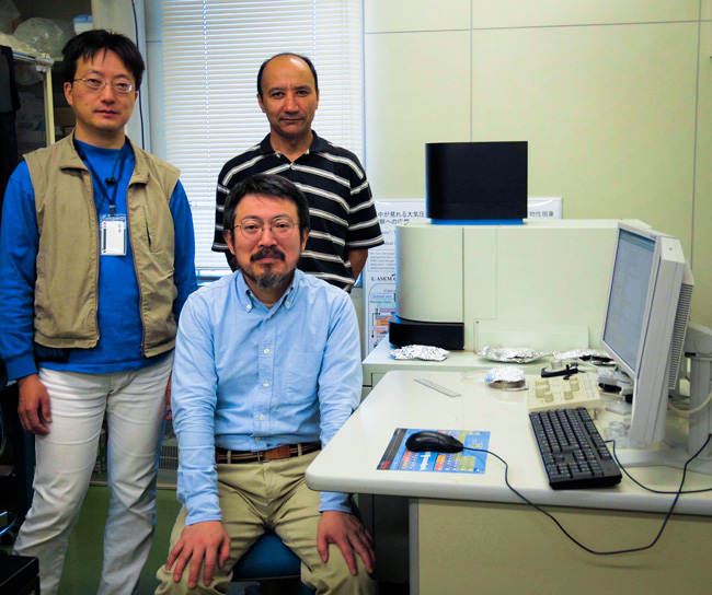 Dr. Chikara Sato and colleagues with the Atmospheric Scanning Electron Microscope (ASEM).